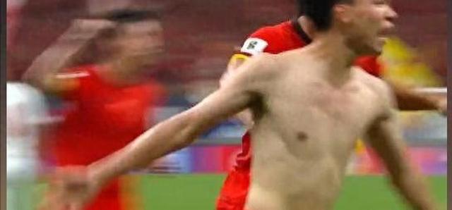 关于这配合太精彩！国足1-0中国香港，黄政宇破门，东亚杯首球到来了的信息
